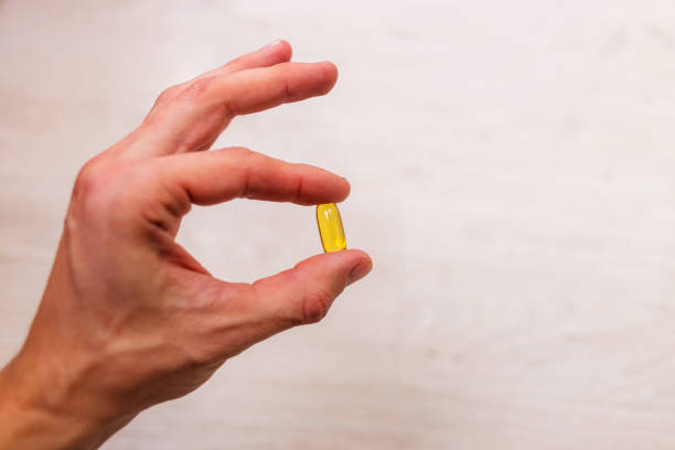 ハーブサプリメントピルを保持する男の手,健康的な食事 - zinc mineral nutritional supplement pill ストックフォトと画像