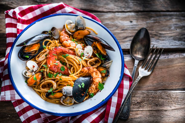 cibo italiano: pasta di pesce scattata dall'alto su un tavolo rustico in legno - full length indoors food nobody foto e immagini stock