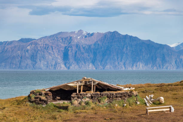 un refugio - refugio hecho de piedras y madera en la costa en pond inlet, isla baffin, canadá - harborage fotografías e imágenes de stock