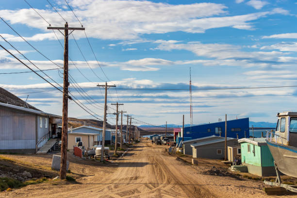 residential wooden houses on a dirt road in pond inlet, baffin island, canada. - baffin island imagens e fotografias de stock