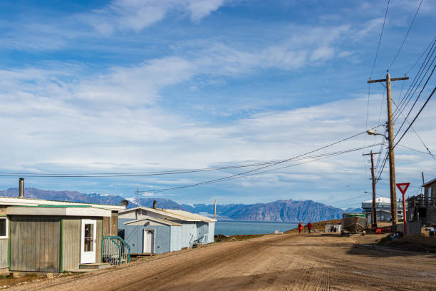 residential wooden houses on a dirt road in pond inlet, baffin island, canada. - baffin island imagens e fotografias de stock