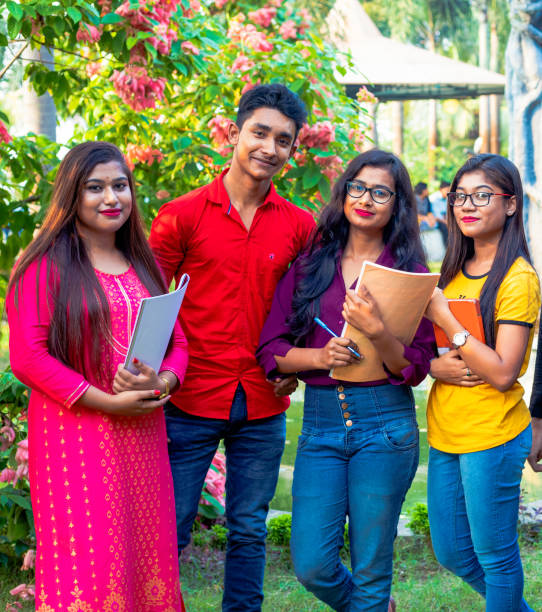 équipe des étudiants indiens d'université restant avec des livres dans la main - smart casual outdoors friendship happiness photos et images de collection