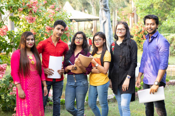 équipe des étudiants indiens d'université restant avec des livres dans la main - smart casual outdoors friendship happiness photos et images de collection