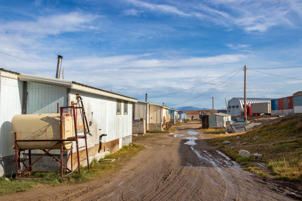 residential wooden houses on a dirt road in pond inlet, baffin island, canada. - baffin island imagens e fotografias de stock