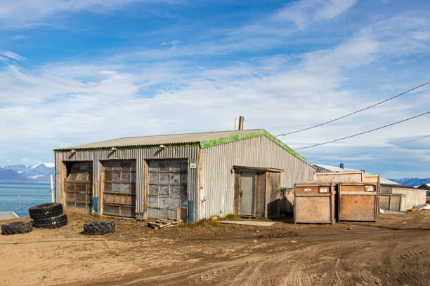 residential wooden houses on a dirt road in pond inlet, baffin island, canada. - baffin island imagens e fotografias de stock