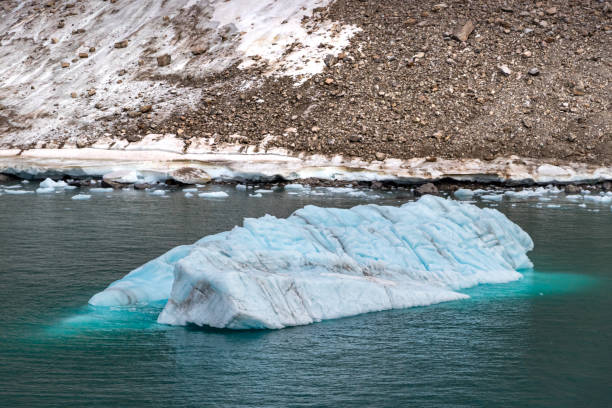 iceberg vicino al bordo di un ghiacciaio nell'isola di ellesmere, parte della regione di qikiqtaaluk nel territorio canadese del nunavut - ellesmere island foto e immagini stock