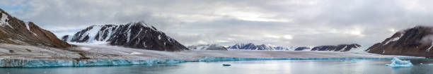 panorama di un ghiacciaio e montagne nell'isola di ellesmere, parte del qikiqtaaluk canada. - ellesmere island foto e immagini stock