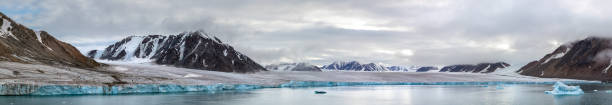 panorama de uma geleira e de montanhas no console de ellesmere, parte do canadá de qikiqtaaluk. - ellesmere island - fotografias e filmes do acervo