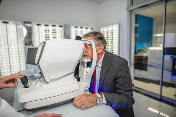 istock Senior man getting an eye exam at a clinic 1184419597