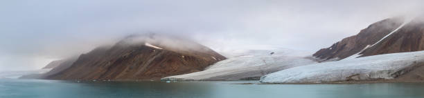 panorama di un ghiacciaio e montagne nell'isola di ellesmere, parte del qikiqtaaluk canada. - ellesmere island foto e immagini stock