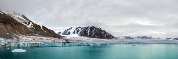 panorama di un ghiacciaio e montagne nell'isola di ellesmere, parte della regione di qikiqtaaluk nel territorio canadese del nunavut. - ellesmere island foto e immagini stock