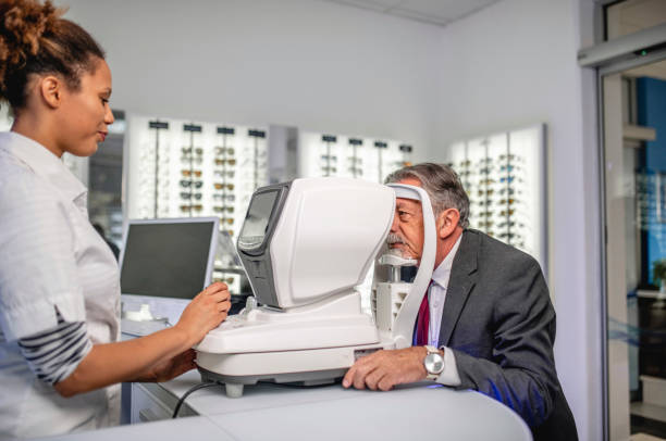 istock Senior man getting an eye exam at a clinic 1184419904