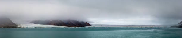 panorama di un ghiacciaio e montagne nell'isola di ellesmere, parte del qikiqtaaluk canada. - ellesmere island foto e immagini stock