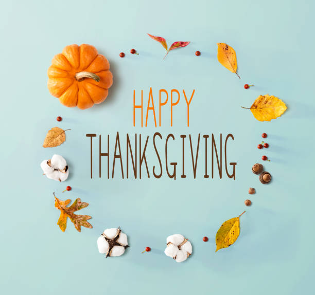 mensaje de acción de gracias con hojas de otoño y calabaza naranja - happy thanksgiving fotografías e imágenes de stock