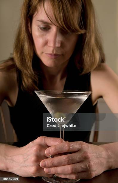 알코올 중독 바에 대한 스톡 사진 및 기타 이미지 - 바, 여자, 우울함