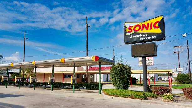restaurante sonic drive-in en houston, texas. - dining burger outdoors restaurant fotografías e imágenes de stock