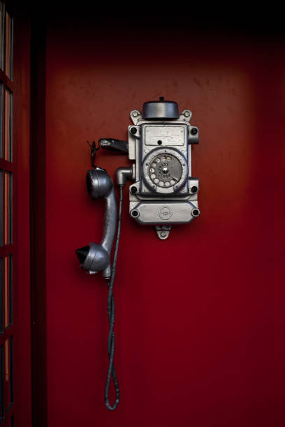 番地ボックス。古い汚れと傷ついた電話ブース - pay phone telephone telephone booth red ストックフォトと画像