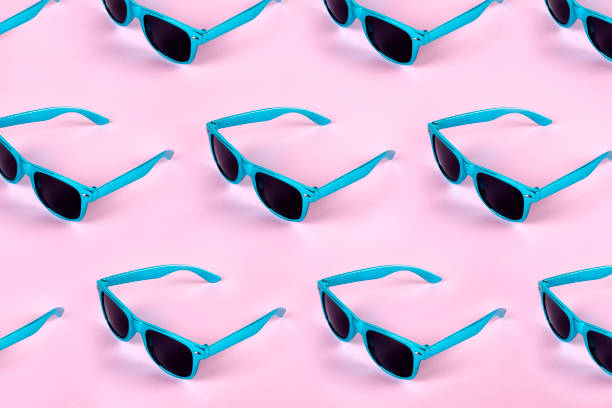 sunglasses pattern on pastel pink colored background - tinted sunglasses imagens e fotografias de stock