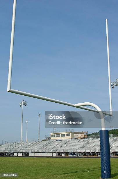 Fútbol Americano Foto de stock y más banco de imágenes de Escuela secundaria - Escuela secundaria, Poste de portería de fútbol, Campo de fútbol americano