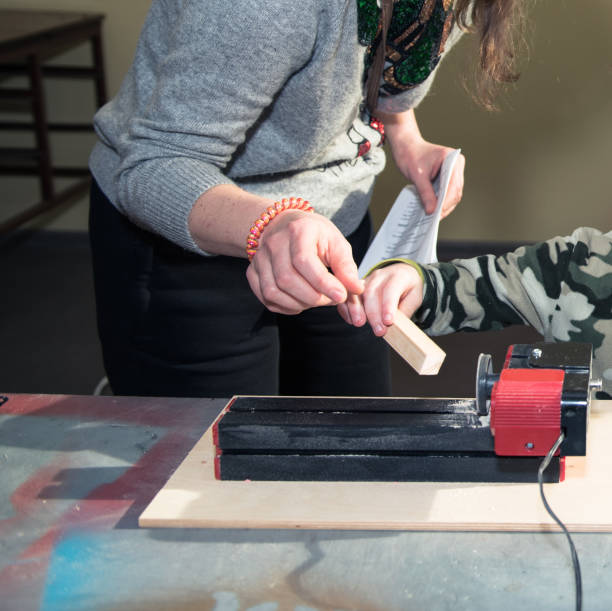 les enfants apprennent à fabriquer des objets personnalisés dans les classes de fablab. formation de joiner sur makerfaire. - fertigung photos et images de collection