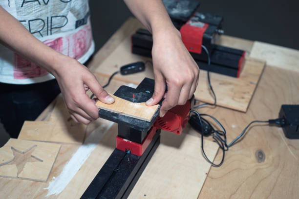 as crianças aprendem a fazer objetos personalizados em classes fablab. marceneiro está treinando em makerfaire. - fertigung - fotografias e filmes do acervo