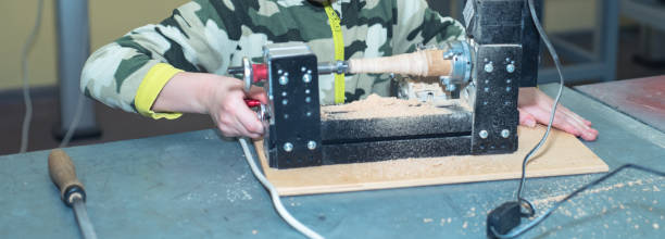 as crianças aprendem a fazer objetos personalizados em classes fablab. marceneiro está treinando em makerfaire. - fertigung - fotografias e filmes do acervo