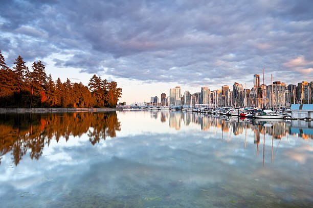 reflexiones de vancouver - pan pacific hotel fotografías e imágenes de stock