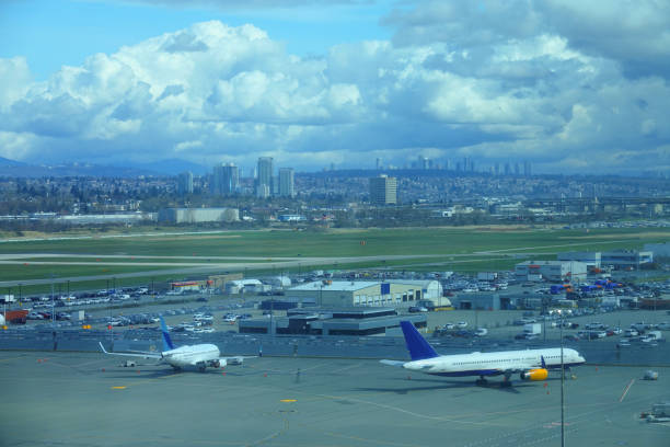 공중 : 공항 주차장 에 가까운 두 개의 대형 여객기 택시. - vancouver international airport 뉴스 사진 이미지