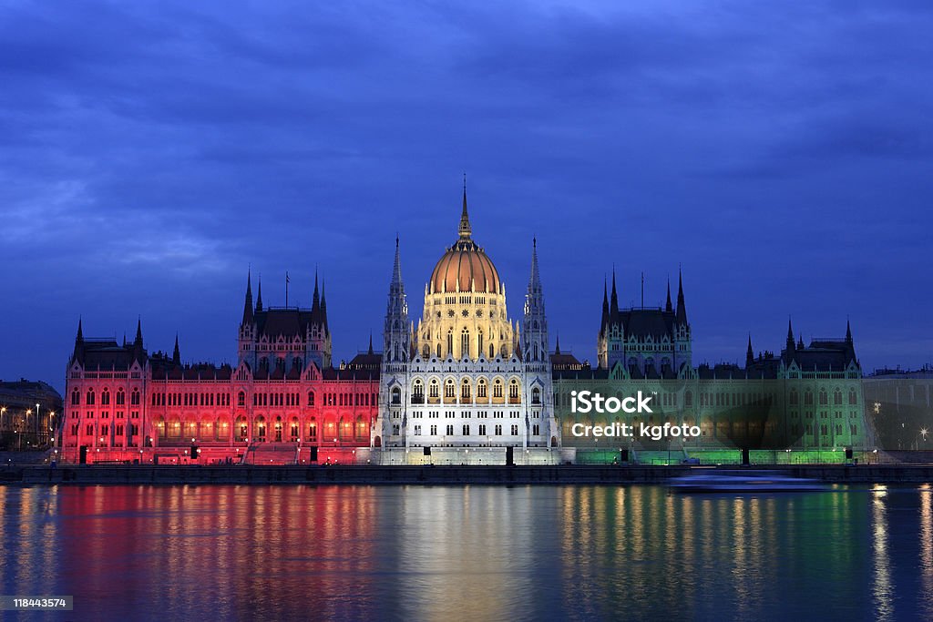 Parlament bei Sonnenuntergang in Budapest, Ungarn - Lizenzfrei Ungarische Flagge Stock-Foto