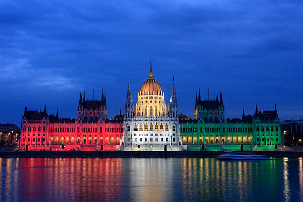 el parlamento al atardecer en budapest, hungría - hungarian flag fotografías e imágenes de stock