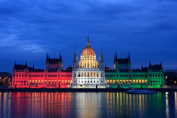il parlamento al crepuscolo a budapest, ungheria - hungarian flag foto e immagini stock