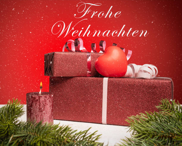 weihnachtsgeschenke mit herz liegen auf einem tisch mit schnee mit einer nachricht - 11084 stock-fotos und bilder