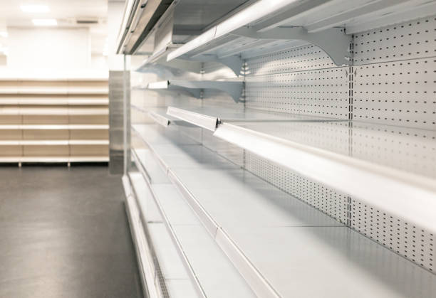 empty shelves at a grocery store - nobody uk indoors british culture imagens e fotografias de stock