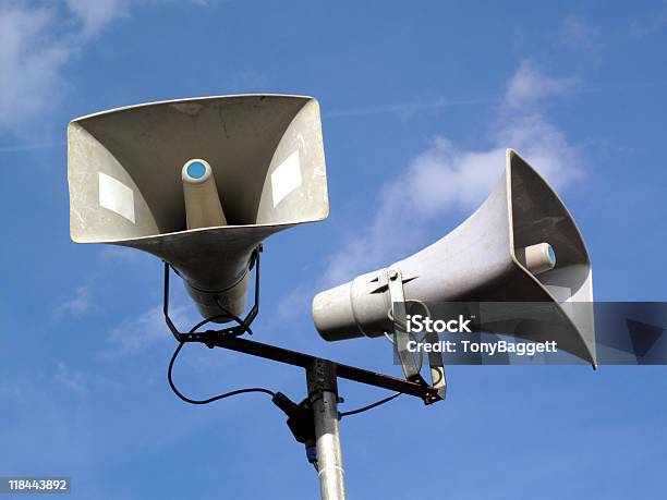 Sistema De Altavoces Foto de stock y más banco de imágenes de Aire libre - Aire libre, Azul, Blanco - Color