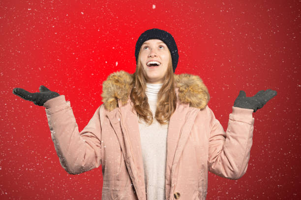 donna cattura fiocchi di neve con la bocca e la lingua - 11088 foto e immagini stock