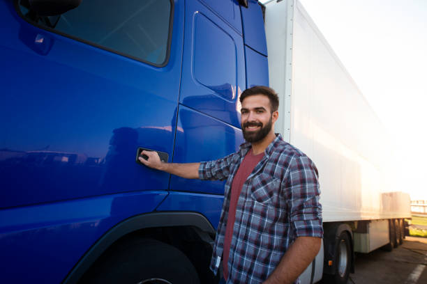 профессия водителя грузовика. среднего возраста бородатый дальнобойщик, стоящий рядом со своим полугрузовином автомобилем, готов к работе - truck semi truck blue truck driver стоковые фото и изображения
