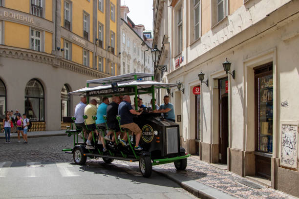 bicicleta de cerveza de praga - classic europe urban scene prague fotografías e imágenes de stock