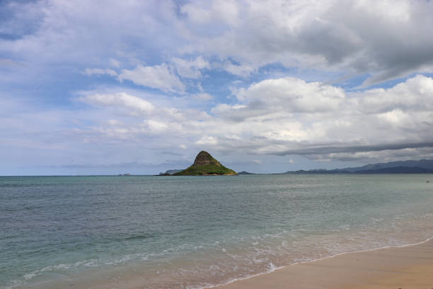 istock small offshore island off Hawaii 1184455793