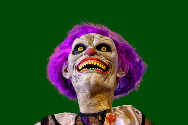 la testa di un clown mostro di halloween isolato su uno sfondo nero - witch smiling evil bizarre foto e immagini stock
