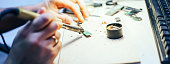 bild-des-ingenieurs-mit-l%C3%B6tkolben-r
