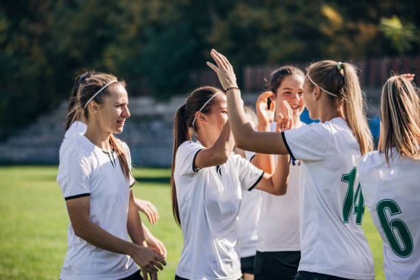 comemorando a vitória após o jogo de futebol! - team sport sports team sport community - fotografias e filmes do acervo