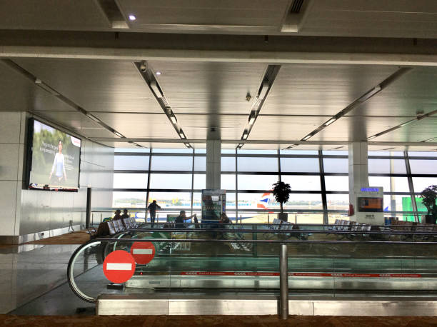 départ hall view au terminal 3 delhi international airport, new delhi - 22 octobre 2019 - airport india arrival departure board delhi photos et images de collection