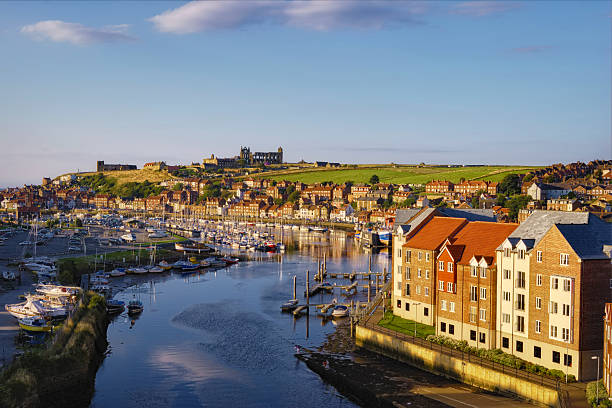 whitby stadt und den fluss esk - esk river stock-fotos und bilder