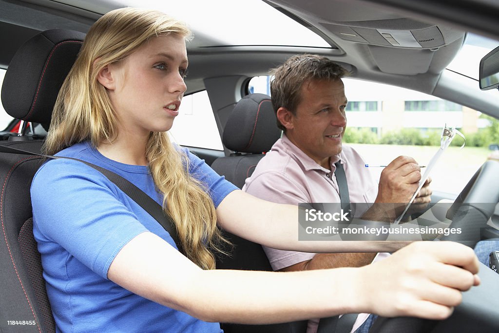 Teenager-Mädchen, die eine Driving-Unterricht - Lizenzfrei Fahrschüler-Schild Stock-Foto