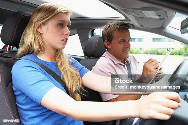 Teenagermädchen Die Eine Drivingunterricht Stockfoto und mehr Bilder von Fahrschüler-Schild - Fahrschüler-Schild, Fahrprüfung, Ausbilder