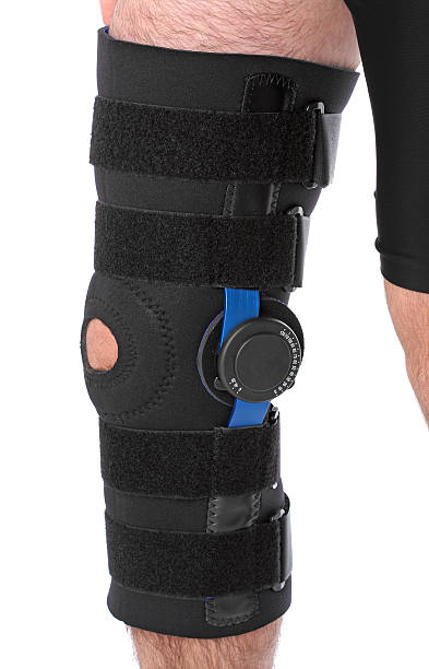 kuvapankkikuvat ja rojaltivapaat kuvat aiheesta mies, jolla on jalkatuki - leg brace