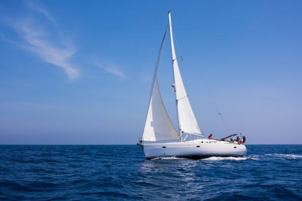 żeglarstwo o zmierzchu na morzu egejskim, grecja - sailboat sky mast sailing zdjęcia i obrazy z banku zdjęć