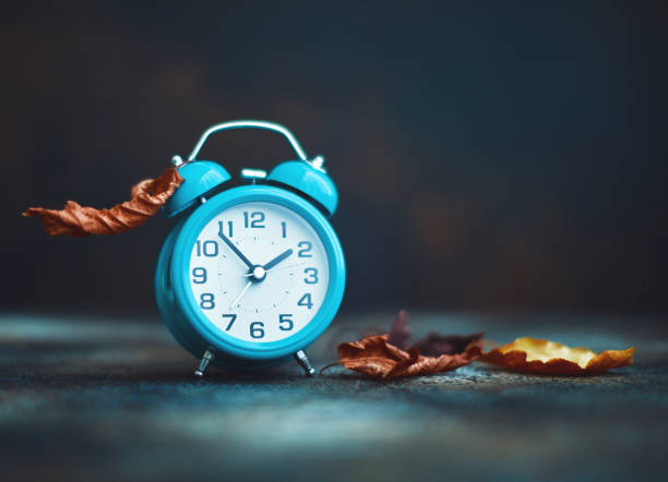 hora de otoño. reloj despertador con hojas. horario de verano. - reloj cuco fotografías e imágenes de stock