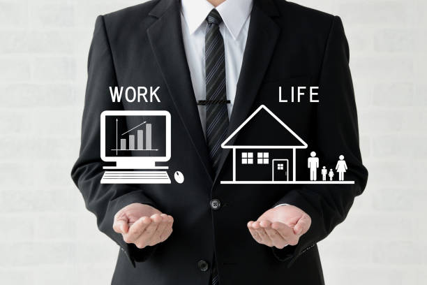 仕事と生活のバランスを考えるビジネスマン - サービス残業 ストックフォトと画像