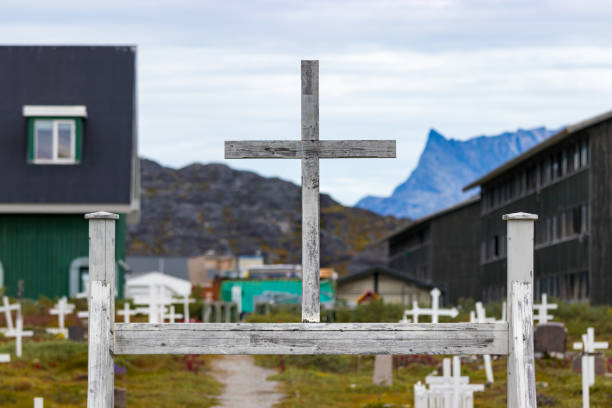 вход на кладбище нуук на улице аккусинерсуак, гренландия. - greenland inuit house arctic стоковые фото и изображения